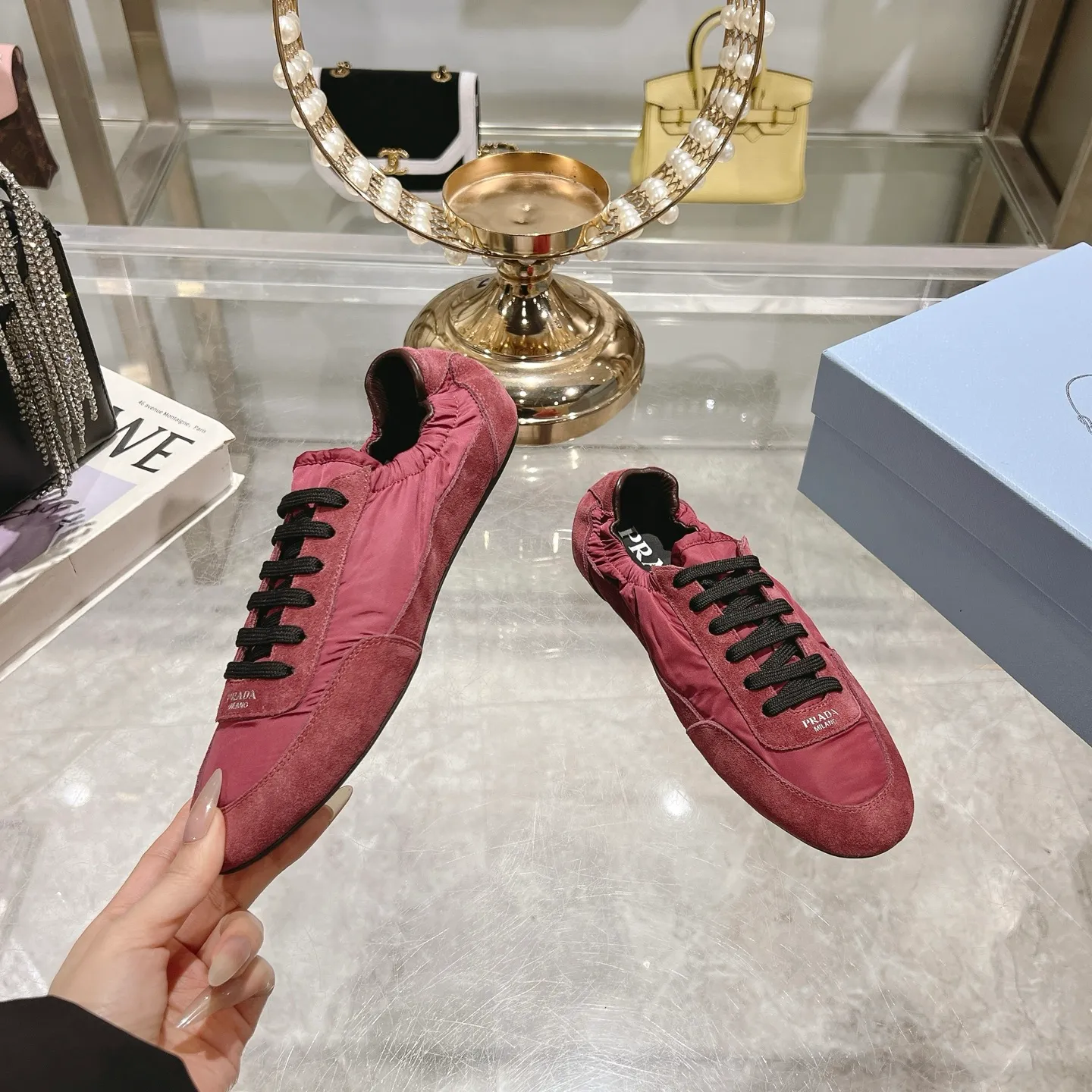 👟👟Ex-factory price 520👟👟Men's size +10 Couple style🎆Prada's new moral training shoes. The upper is suede with texture, and the inner sheepskin is wrapped. It is soft and waxy🎆The insole is thickened with lambskin. It is extremely comfortable to step on, has a sense of support, and feels well wrapped. The shoe shape is full of wrapping, light and easy to wear. A practical casual shoe that makes your legs appear taller! White is clean and refreshing, needed all year round, and can be easily worn with skirts and pants. Upper: imported suede/original molded fabric. Lining: sheepskin. Outsole: rubber outsole! Code number: 35-41 Color: burgundy blue brown green dark green yellow black red gray 9 colors available